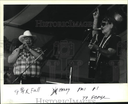 1994 Press Photo Harry Lee sings with Willie Nelson during WWI Rayban stage - Historic Images