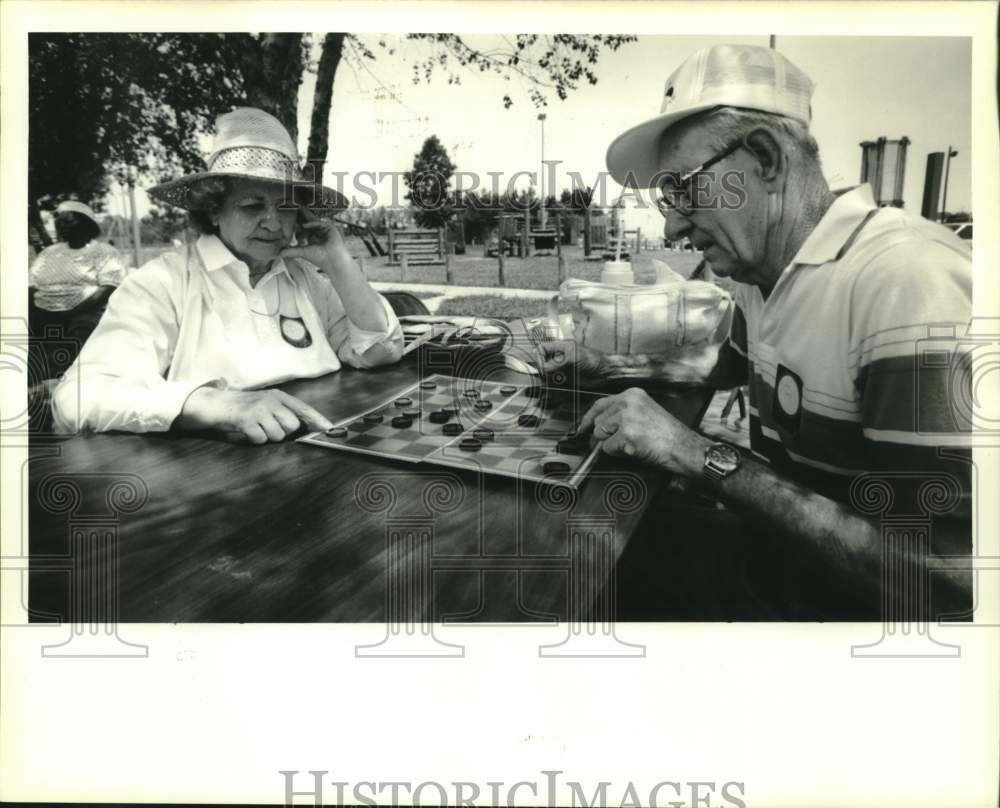 1990 Press Photo Willie LeBoeuf and Olga Sitzman at Senior Citizen&#39;s field day - Historic Images