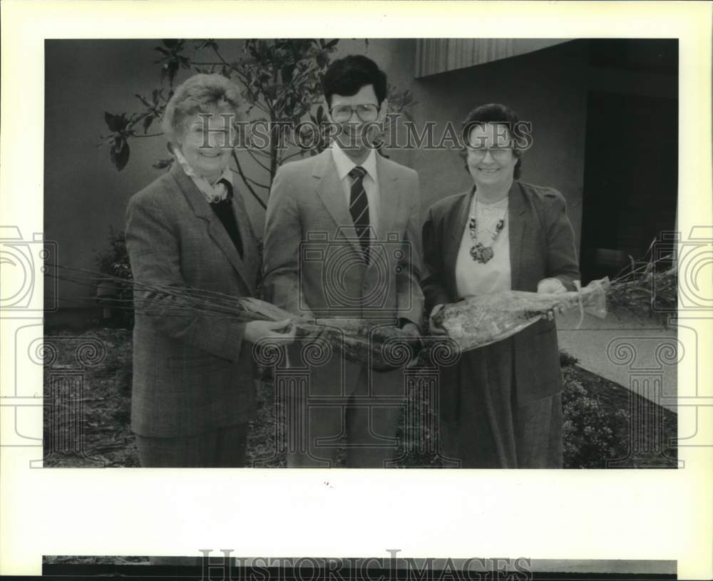 1989 Press Photo Jackie Dean, Scuddy LeBlanc &amp; Thelma Stage with tree seedlings - Historic Images