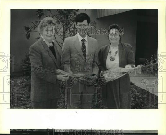 1989 Press Photo Jackie Dean, Scuddy LeBlanc & Thelma Stage with tree seedlings - Historic Images