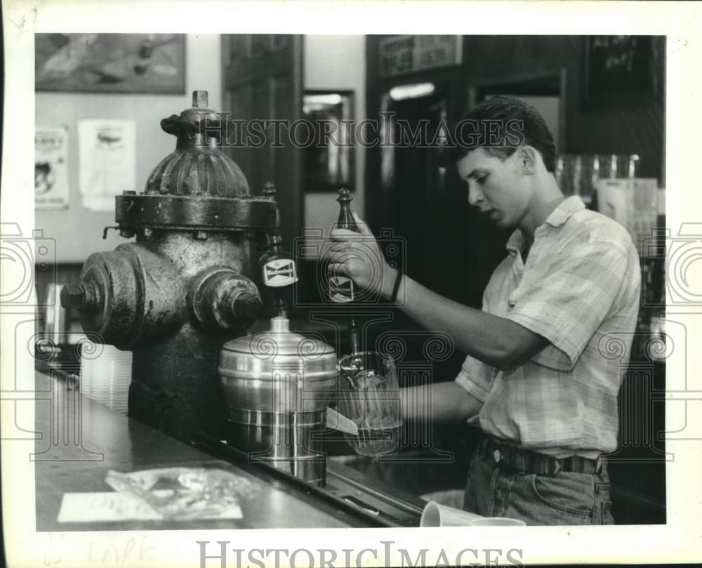 1989 Press Photo The fire hydrant on the bar of the Le Bon Temps Roule - Historic Images