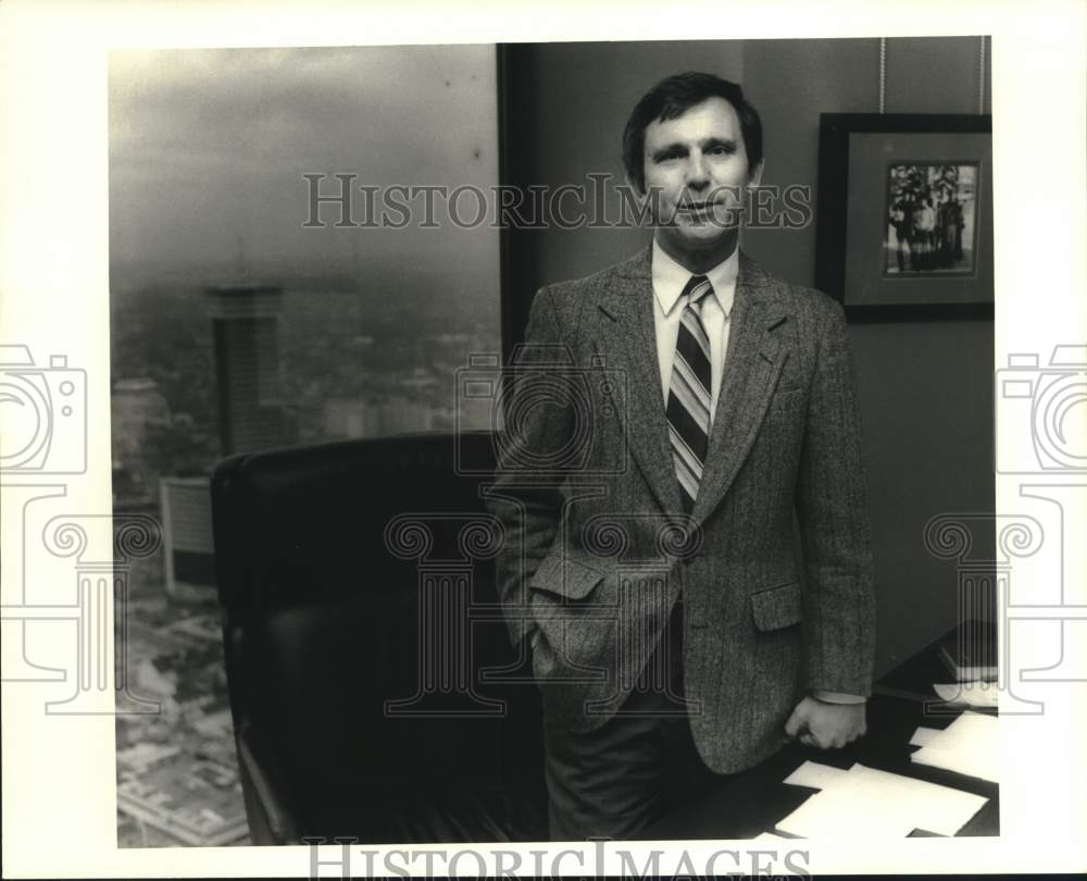 1987 Press Photo Sam LeBlanc in his law office at One Shell Square. - Historic Images