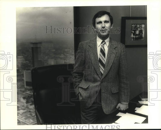 1987 Press Photo Sam LeBlanc in his law office at One Shell Square. - Historic Images