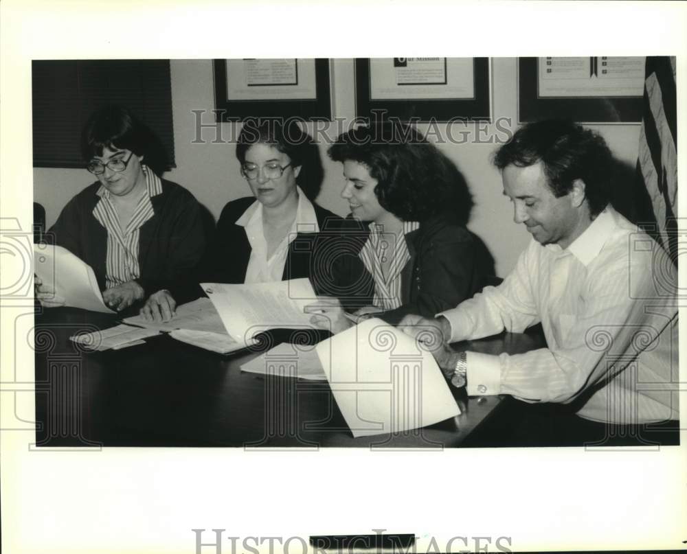 1990 Press Photo Myrel LeBlanc & her daughters, volunteer for Girls Scouts Fund - Historic Images