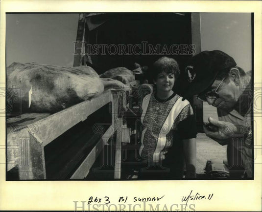 1992 Press Photo Peanut LeBlanc samples oysters while wife Bettie runs conveyor - Historic Images