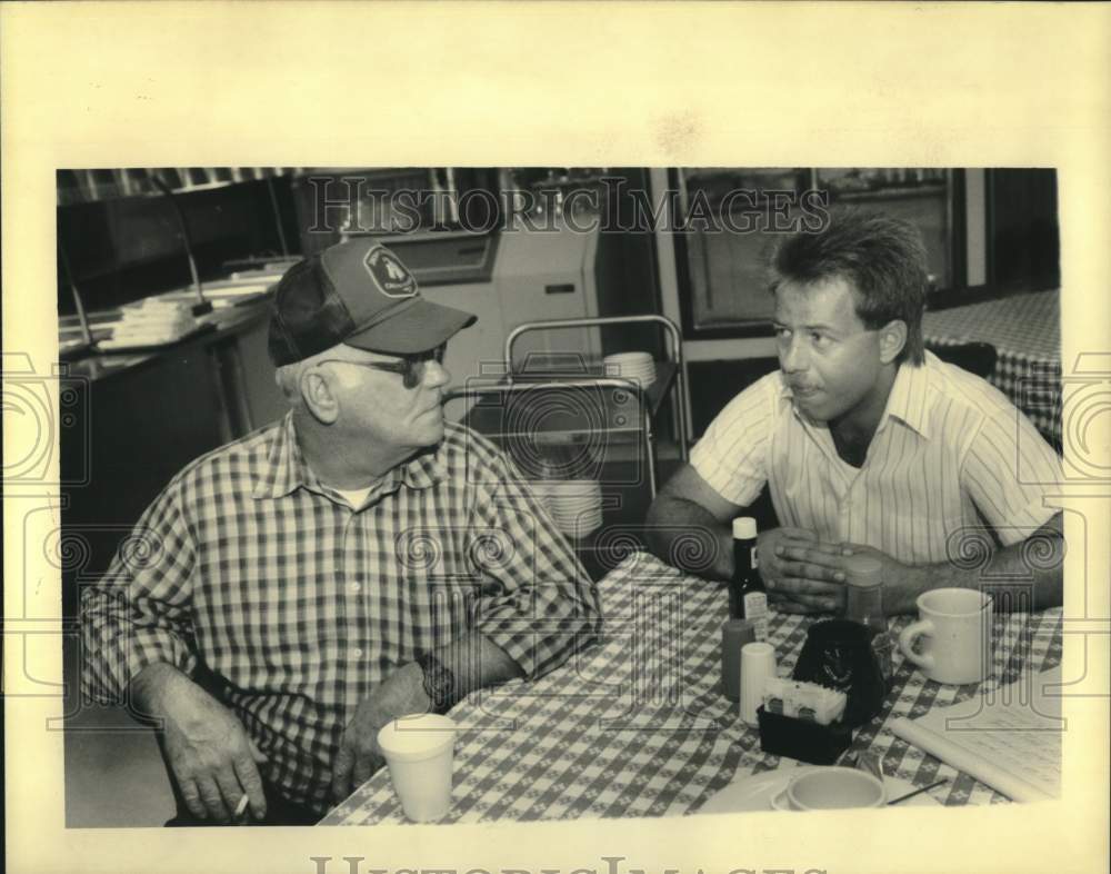 1992 Press Photo Lionel LeBlanc &amp; son in law Keith Scott talk about election - Historic Images