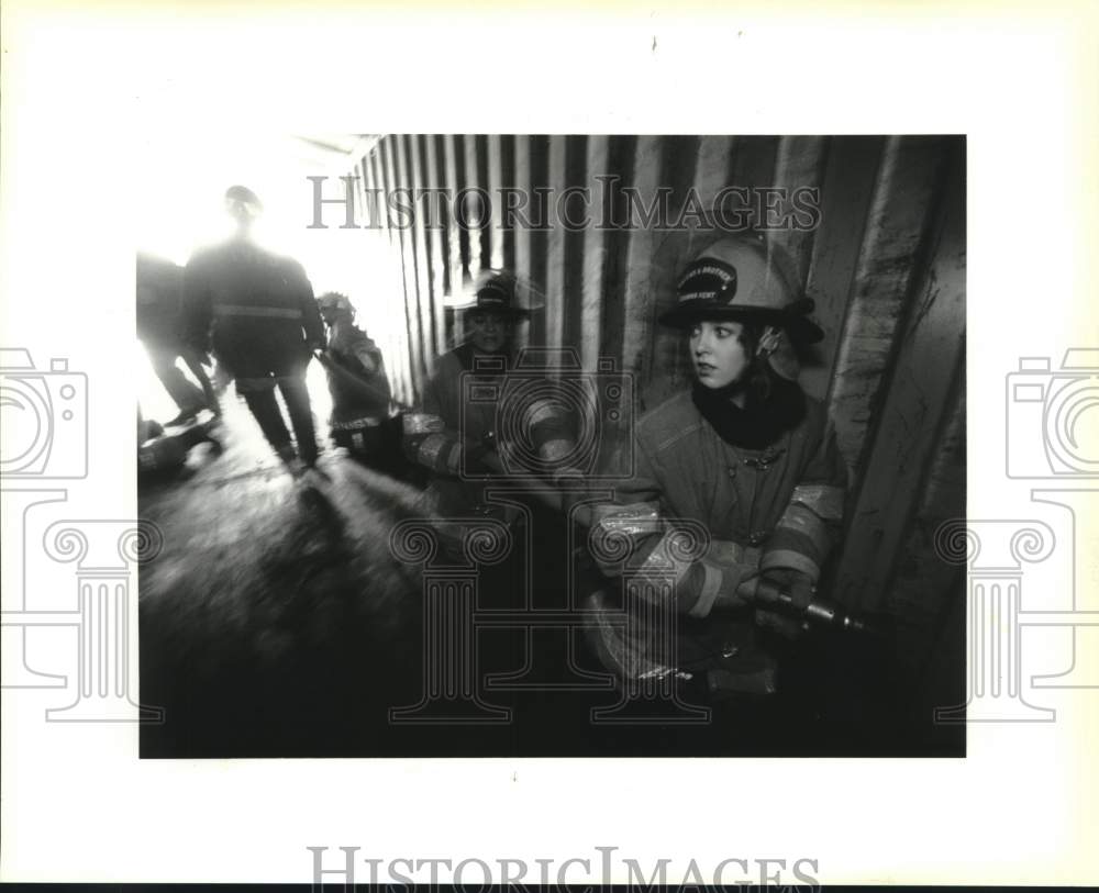 1993 Press Photo Fire Fighter Daphne Darr bring hose inside simulated building - Historic Images