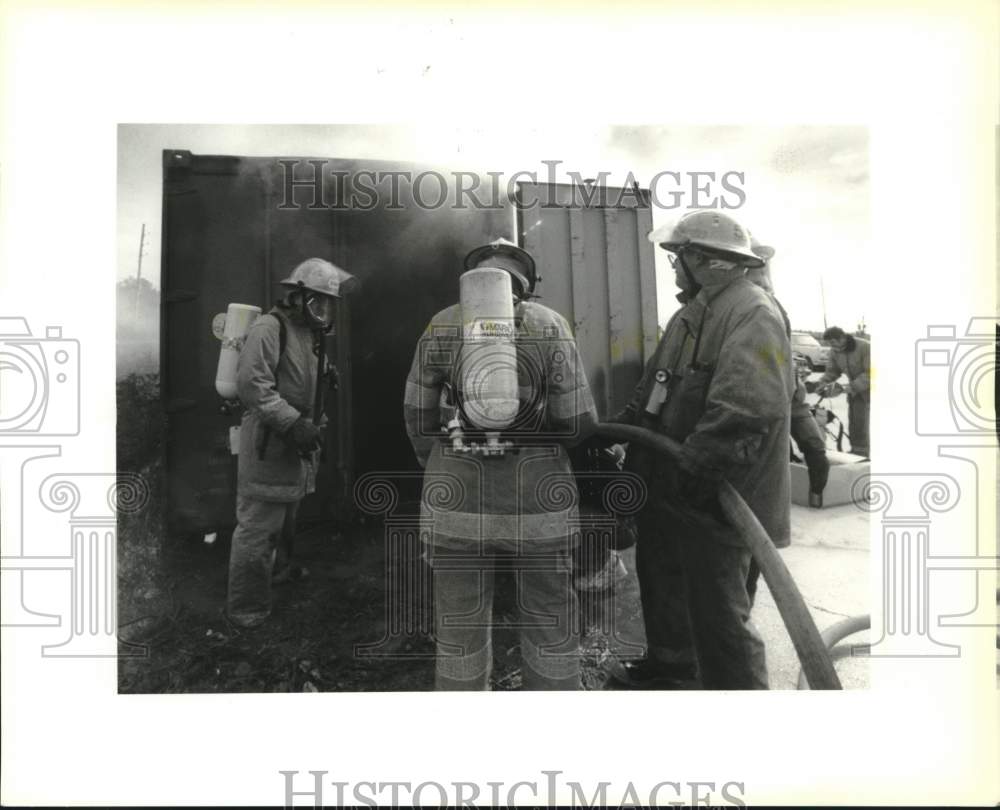 1993 Press Photo Fire fighter students about to go into smoke filled trailer - Historic Images