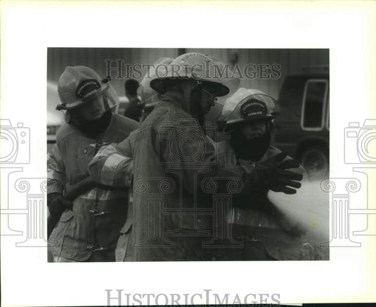 1993 Press Photo Fire Fighter Academy instructor shows how to use a hose - Historic Images