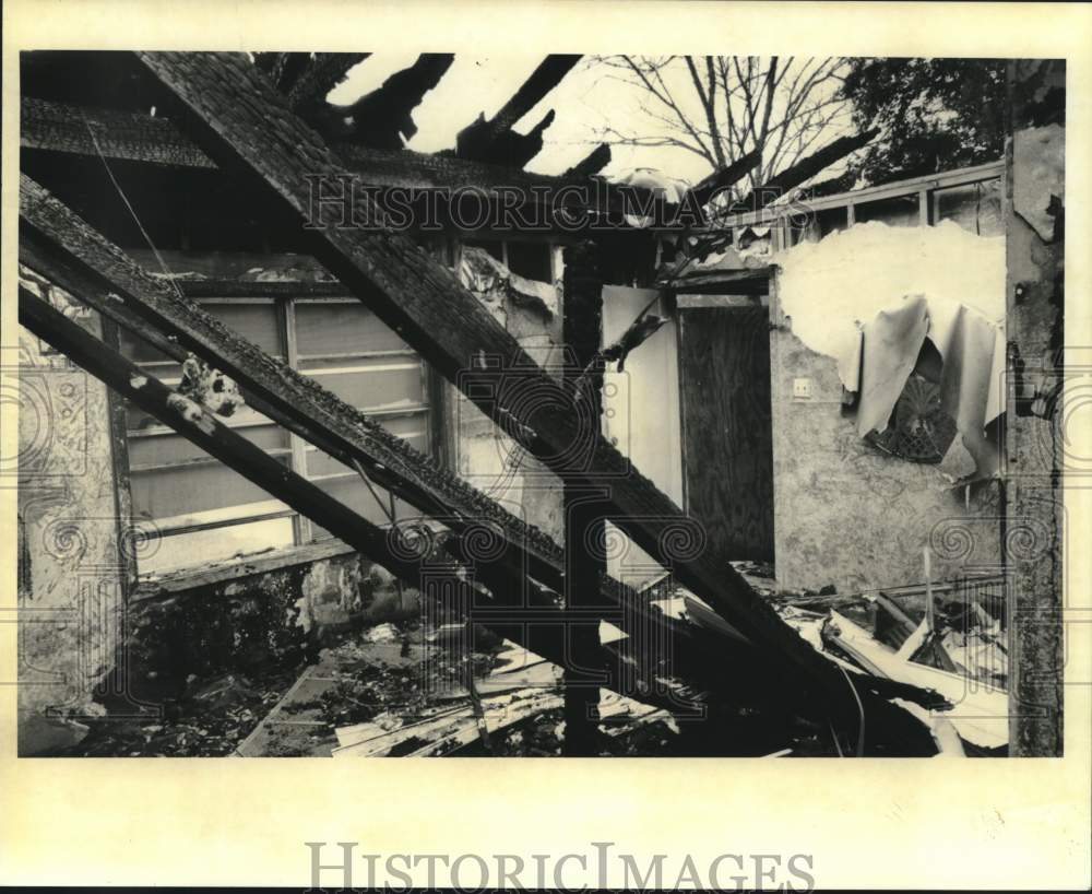 1994 Press Photo Burned out apartment at the LaPlace Oaks Housing Complex - Historic Images