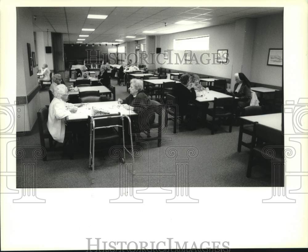 1994 Press Photo Residents of LaPlace Dubourg having lunch in the dining room - Historic Images