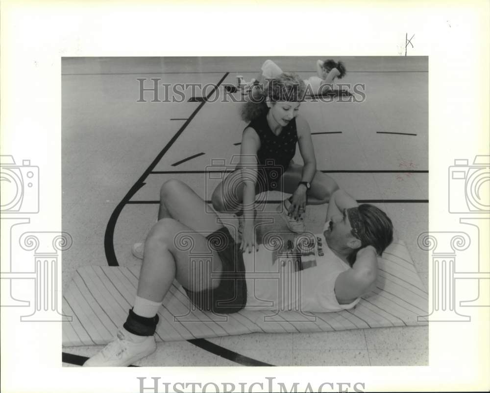 1990 Press Photo Toni Lapworth training Tony Distaulo at Greenlawn Gym in Kenner - Historic Images