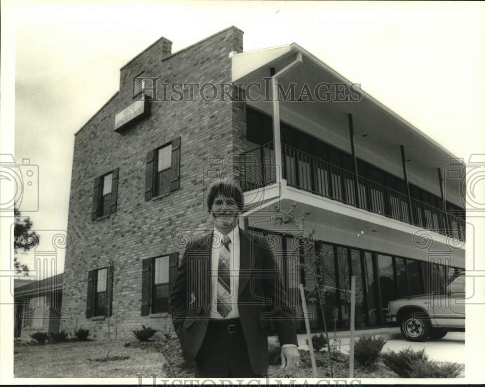 1987 Press Photo John Lapworth and his new building at 1800 William Boulevard - Historic Images