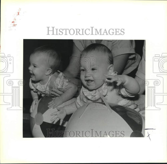1991 Press Photo Sarah Howes and Lydia Kryshchyshyn at Infant Lapsit Program - Historic Images
