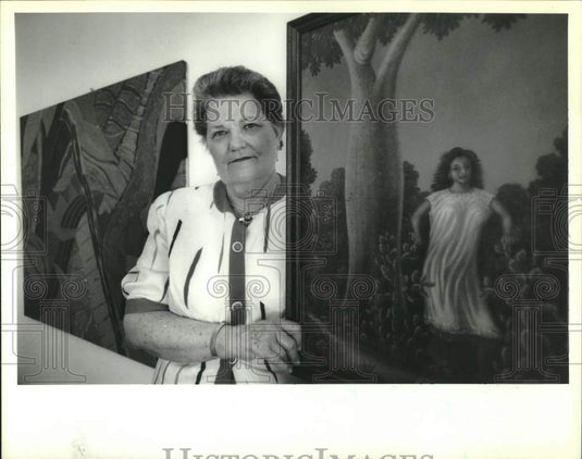 1992 Press Photo Sarah Laramore poses with Julio Quintanilla's painting - Historic Images