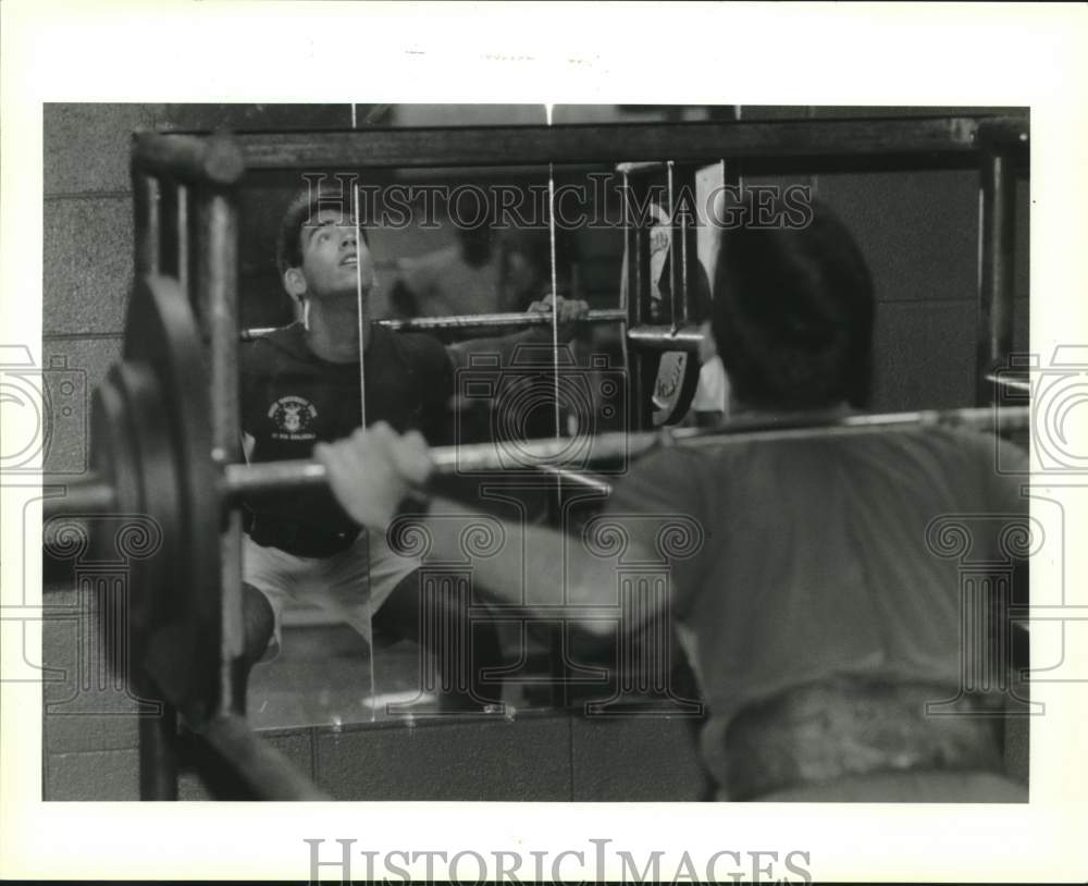 1992 Press Photo Greg Lassere lifting weighs at Higgins High School gym - Historic Images