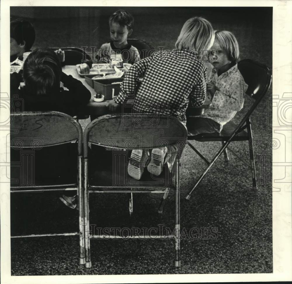 1981 LaPlace Elementary School Kindergartners having their lunch - Historic Images