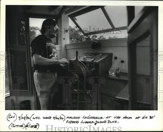 1992 Press Photo Maurice LeGardeur at the helm of his Cypress Lugger "Wood Duck" - Historic Images
