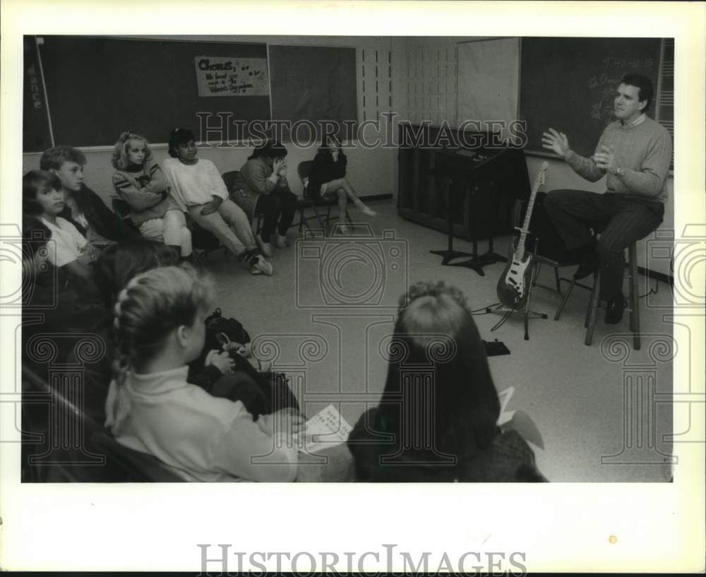 1988 Press Photo Ken Fuente at Lee Road Junior High School&#39;s Career Day Program - Historic Images