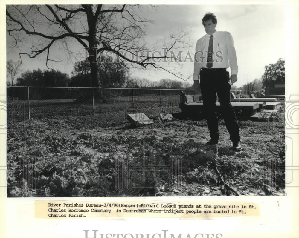 1990 Press Photo Richard LeSage stands in St. Charles Borromeo Cemetary. - Historic Images