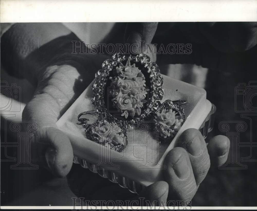 Press Photo Flowers in this set were made in Mexico, tweezers used for fine work - Historic Images