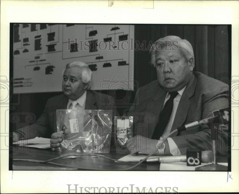 1989 Press Photo Sheriff Harry Lee shows drugs brought during drug operation - Historic Images