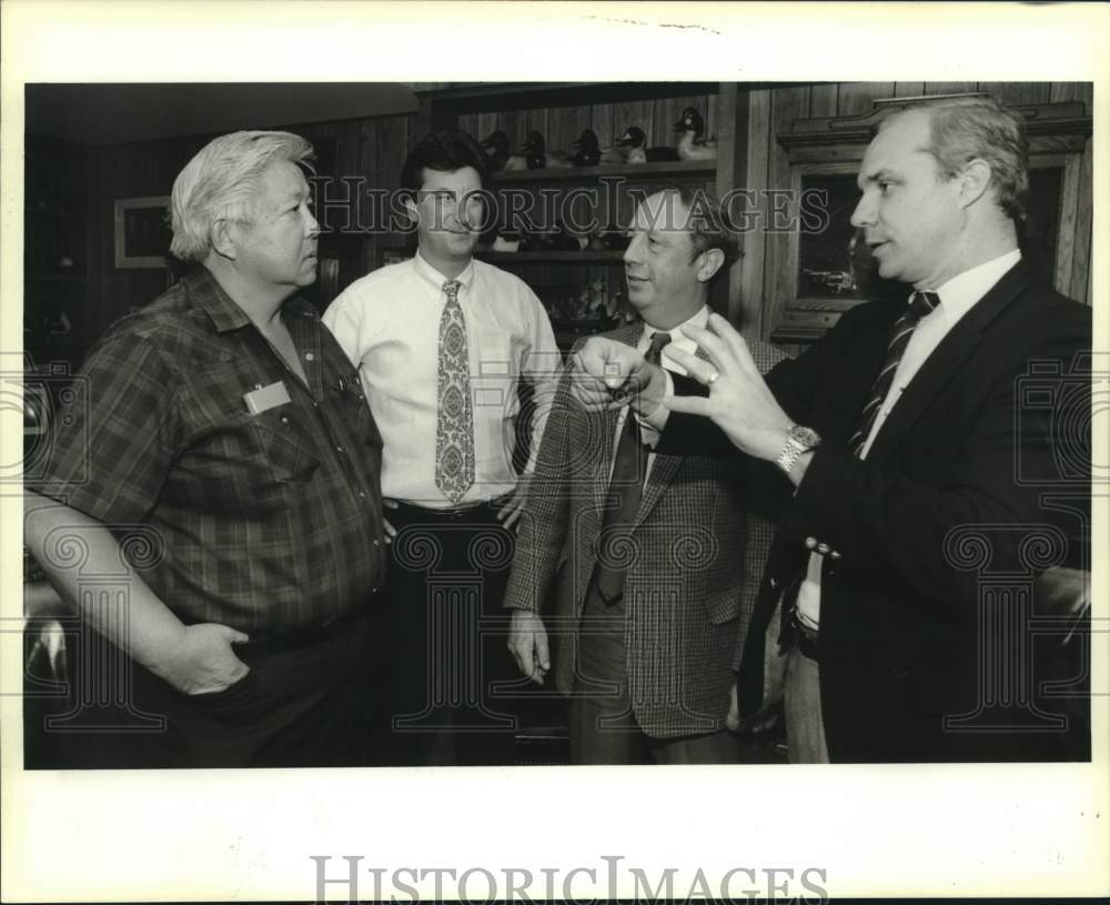 1989 Press Photo Sheriff Harry Lee and others listen to Rep. Quentin Dastugue - Historic Images