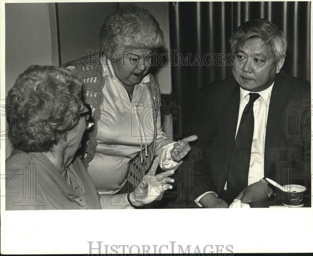 1987 Press Photo Sheriff Harry Lee with ladies during Lee&#39;s campaign in Kenner - Historic Images