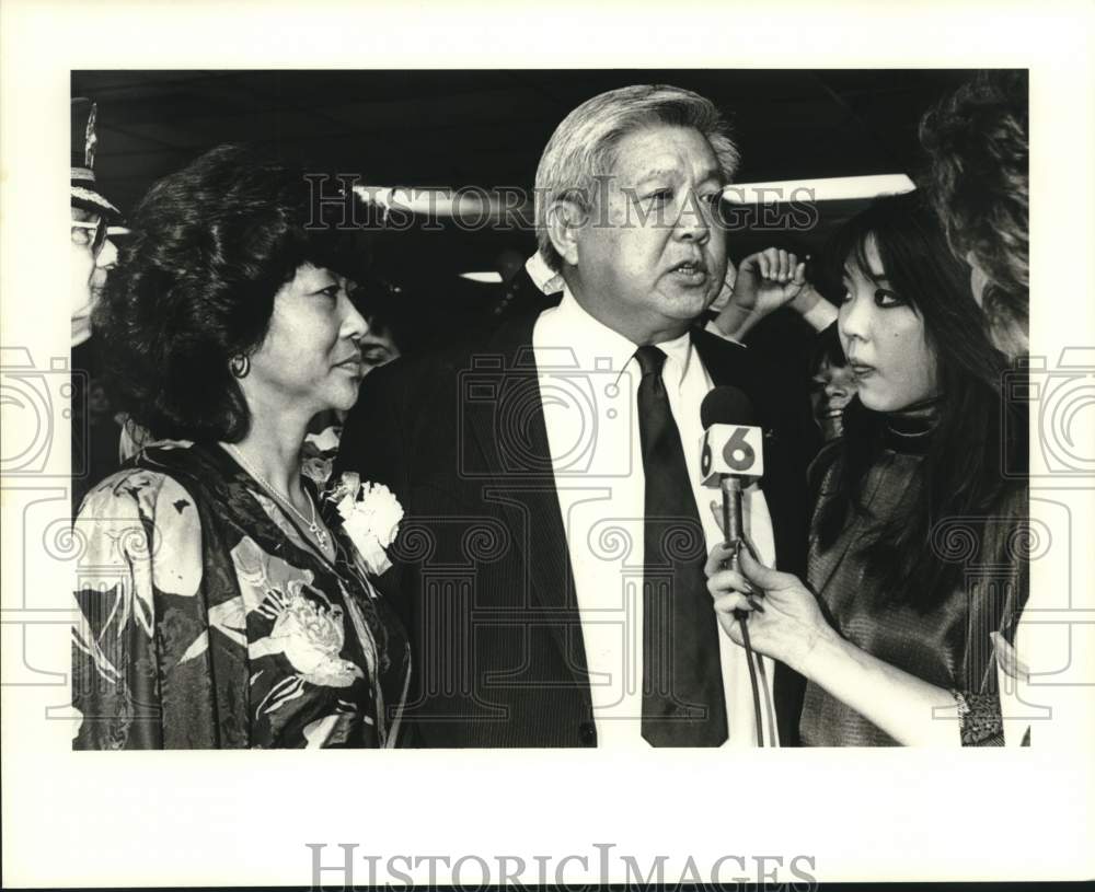 1987 Press Photo Harry Lee being interviewed by newsmen - Historic Images