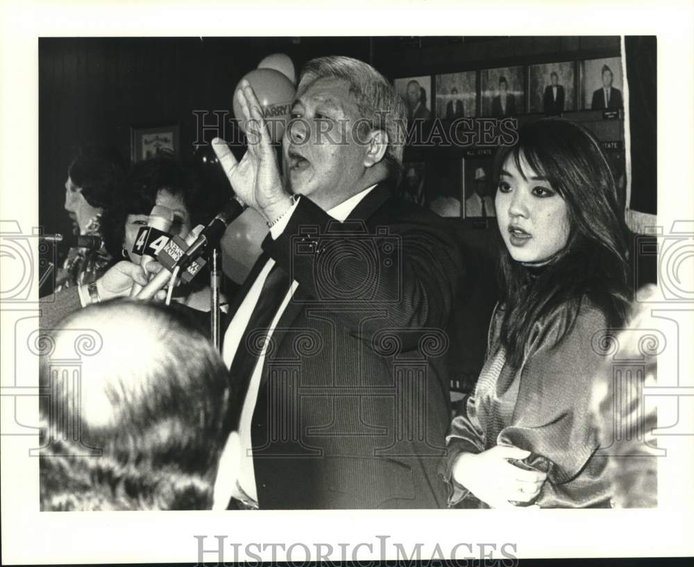 1987 Press Photo Harry Lee talks to the newsmen - Historic Images