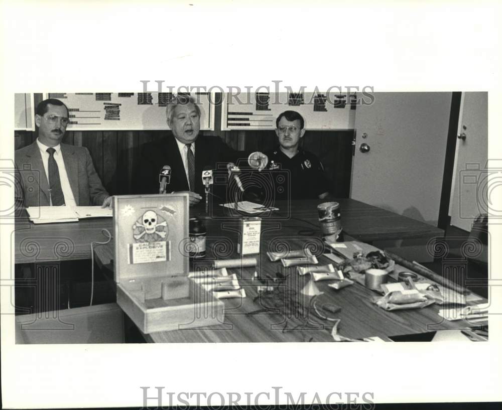 1988 Press Photo Sheriff Harry Lee &amp; others with confiscated bomb paraphernalia - Historic Images