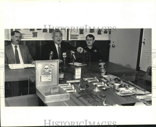 1988 Press Photo Sheriff Harry Lee & others with confiscated bomb paraphernalia - Historic Images