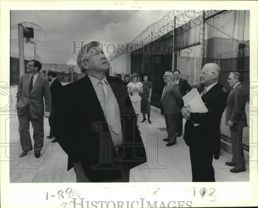 1999 Press Photo Jefferson Parish sheriff Harry Lee-basketball courts jail wing - Historic Images