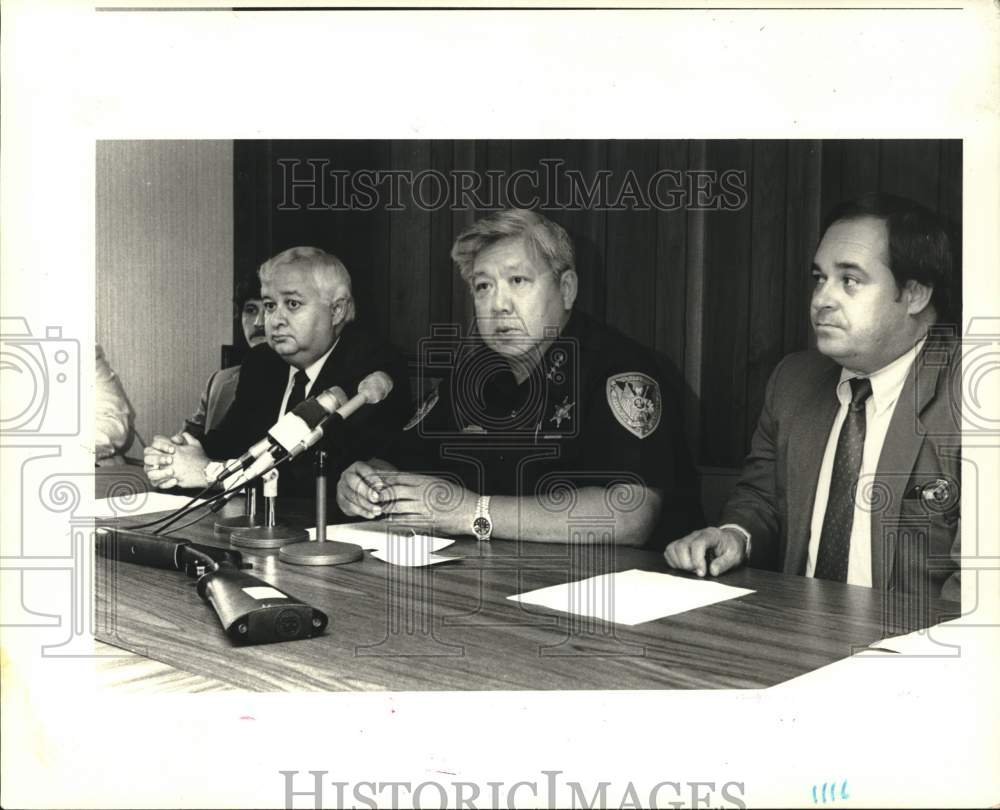 1986 Press Photo Press Conference by Sheriff Lee&#39;s office to announce arrests - Historic Images