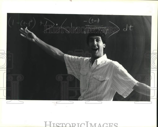 1991 Press Photo Lew Lefton, an amateur comedian works his class at UNO - Historic Images