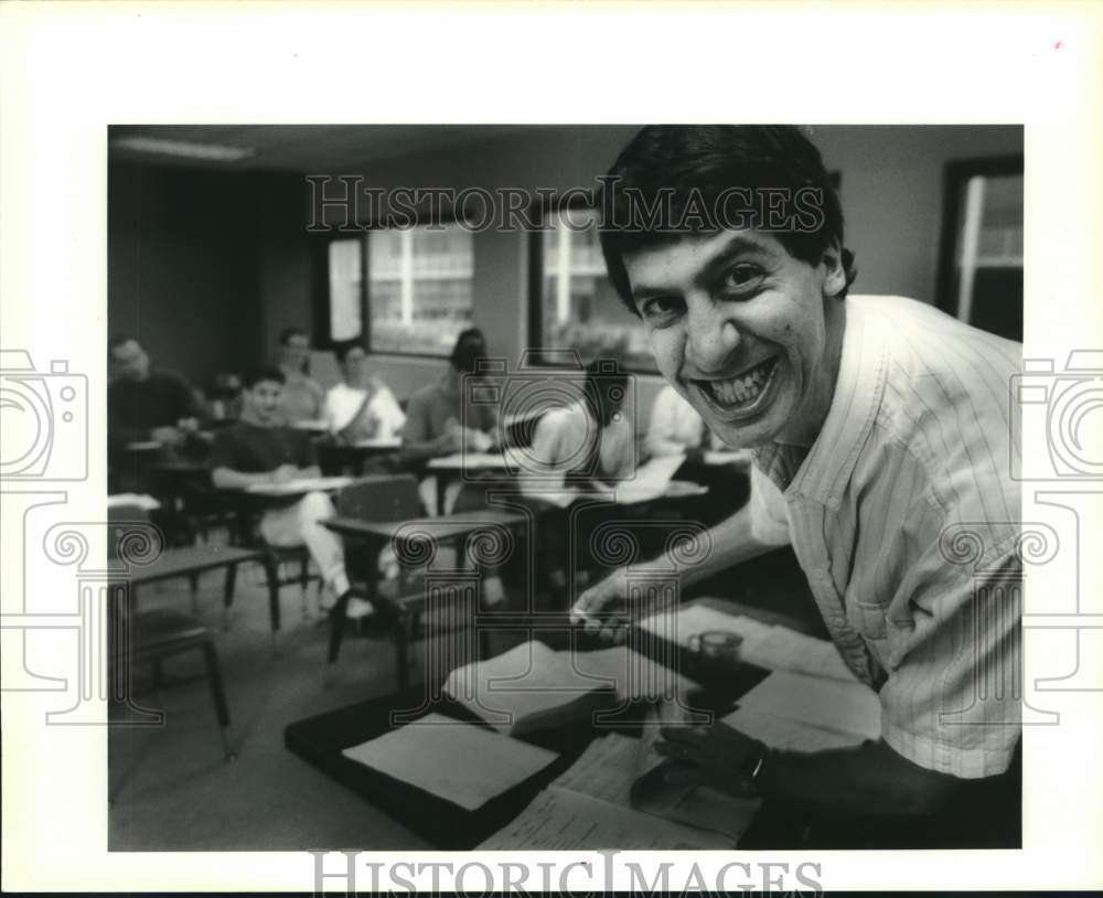 1991 Press Photo Lew Lefton, an amateur comedian works his class at UNO - Historic Images