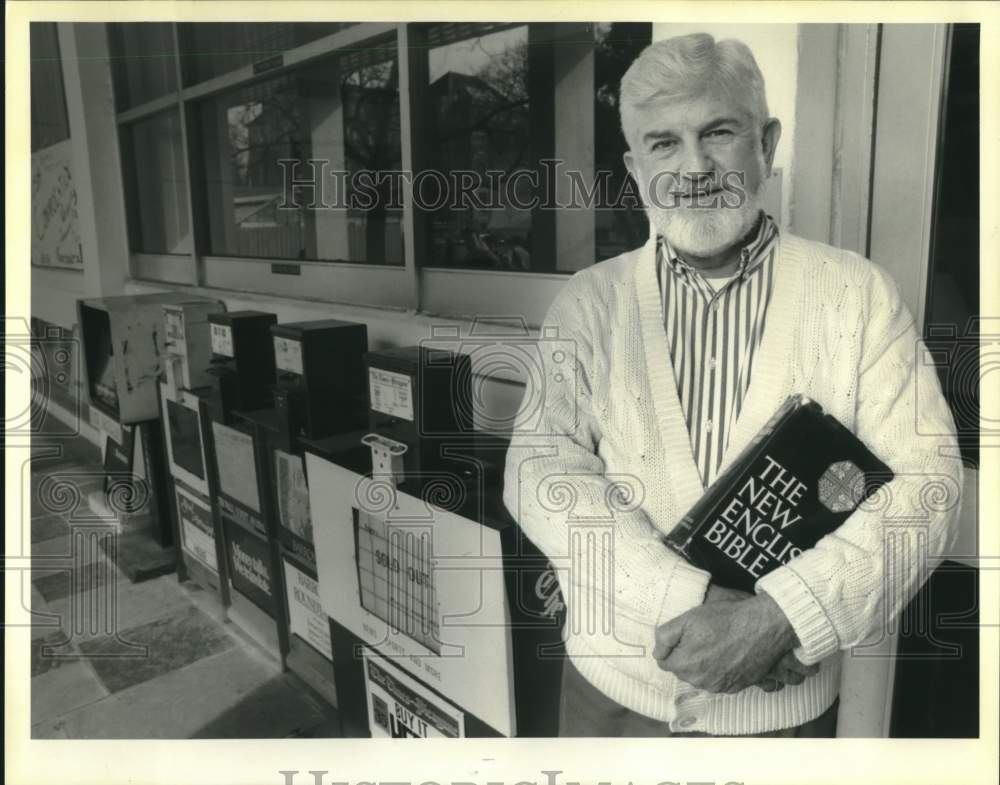 1992 Press Photo Bernard Lee stands outside the Loyola Student Center - Historic Images