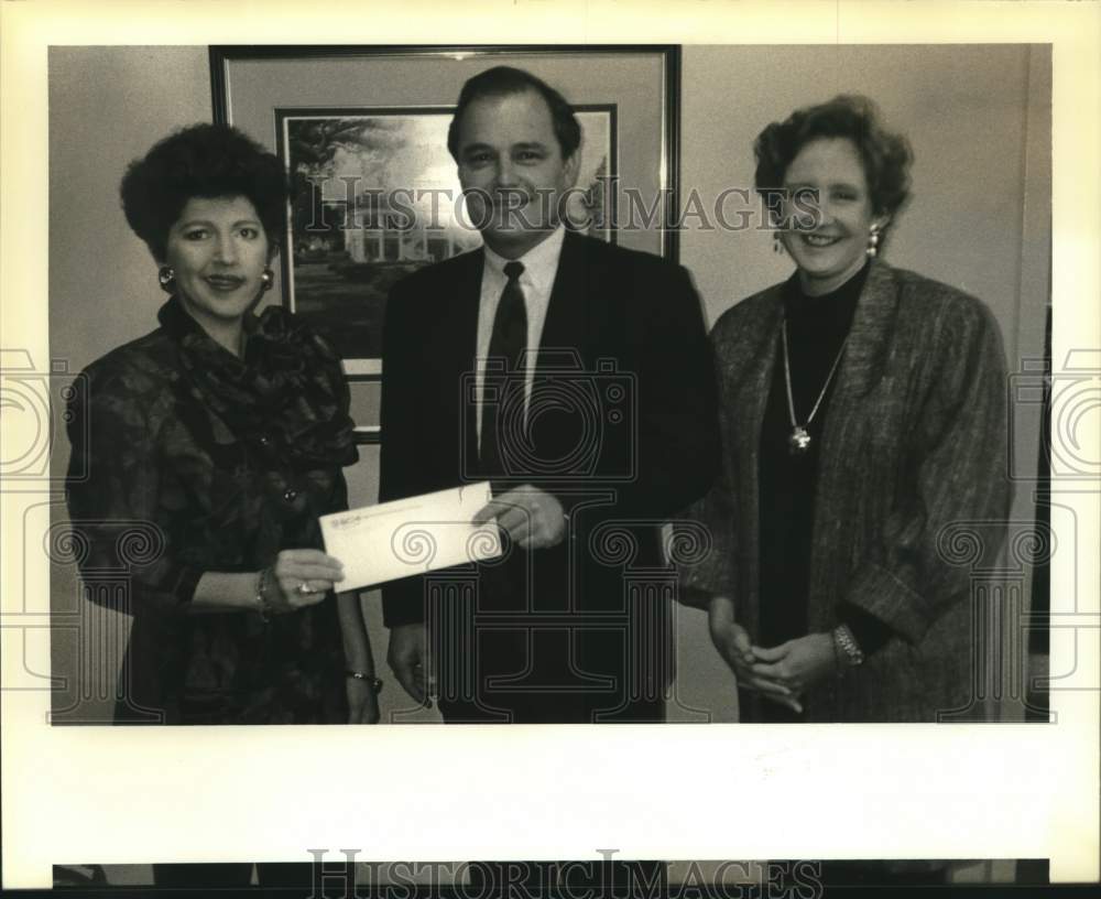 1993 Press Photo Jimmy LeDoux presents Slidell Junior Auxiliary a donation. - Historic Images