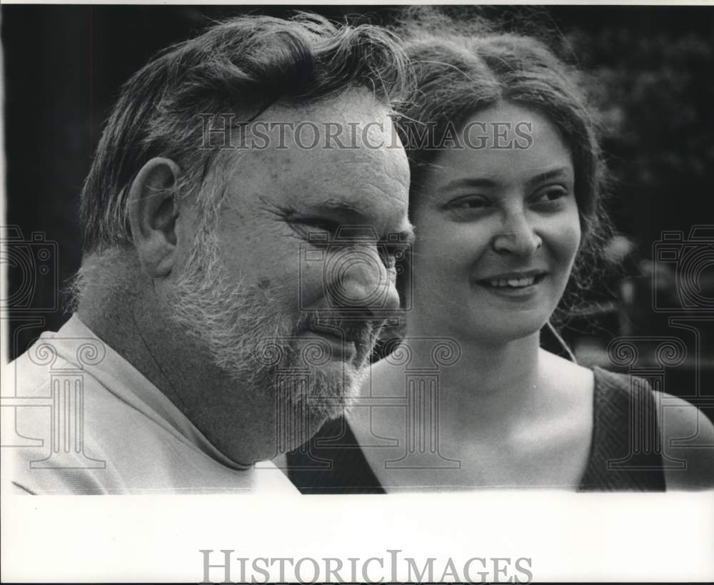 Press Photo Kay Hudson and his wife posing for a photograph - Historic Images