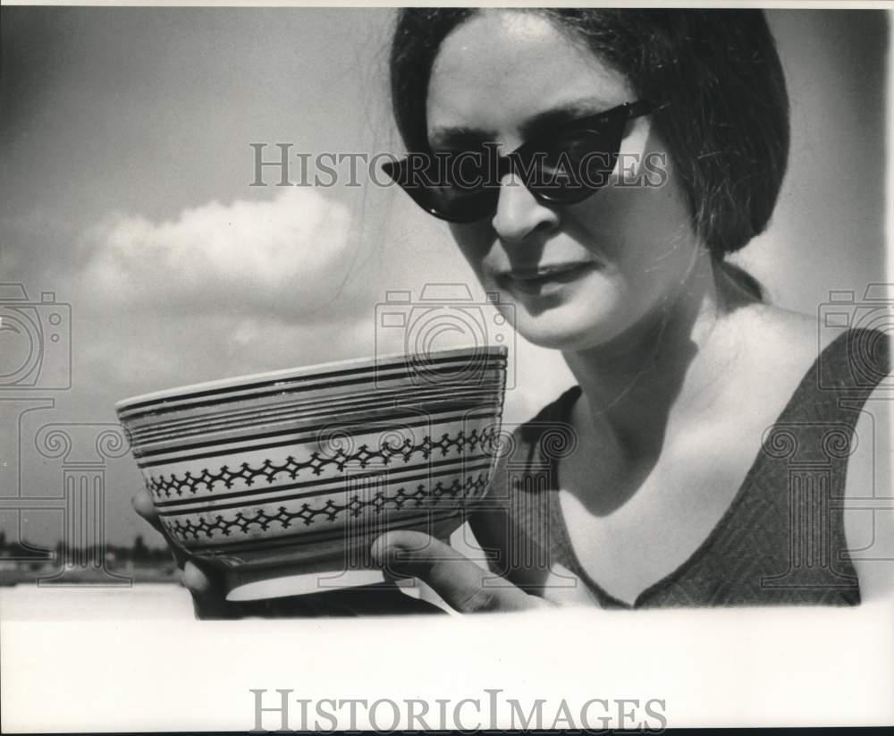 Press Photo Kay Hudson hold reconstructed bowl, machine-decorated - Historic Images