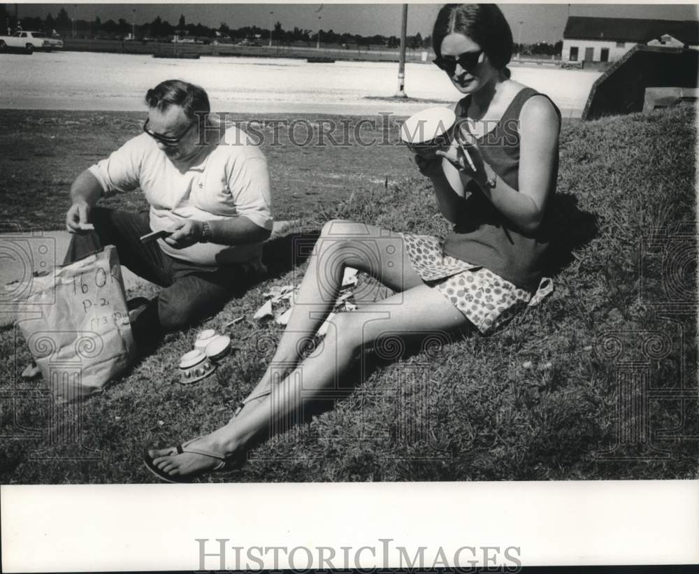 Press Photo Kay Hudson and her husband Jack decorating ceramic bowls - Historic Images