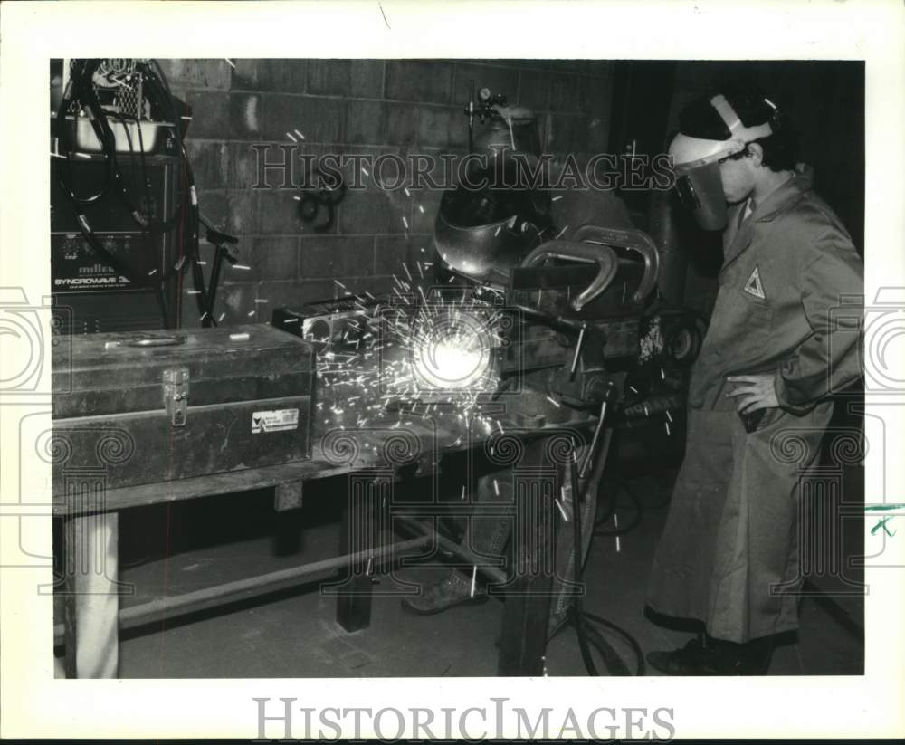 1992 Press Photo Randy Jackson welding and Hose Portillo welding a part. - Historic Images