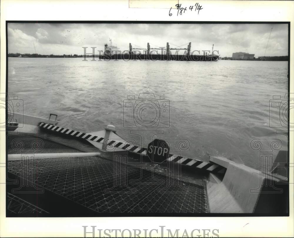 1991 Press Photo The landing for the Jackson Avenue Ferry sits half under water - Historic Images