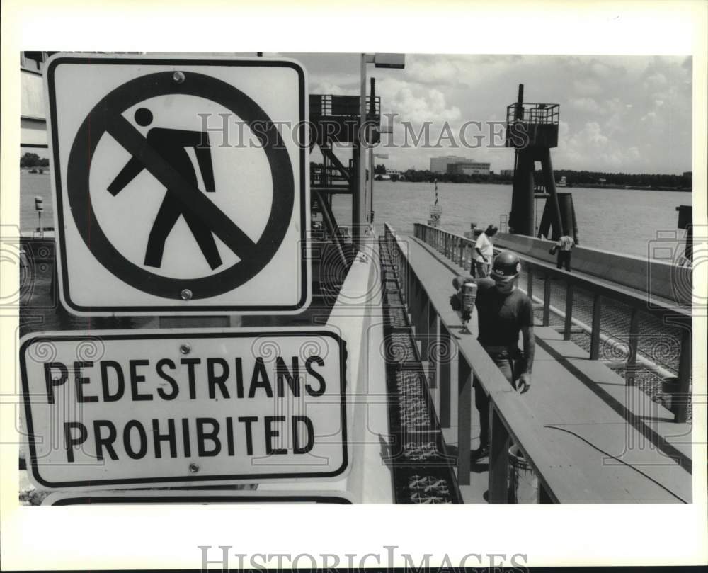 1991 Press Photo Jackson Avenue Ferry gets a temporary pedestrian walkway. - Historic Images