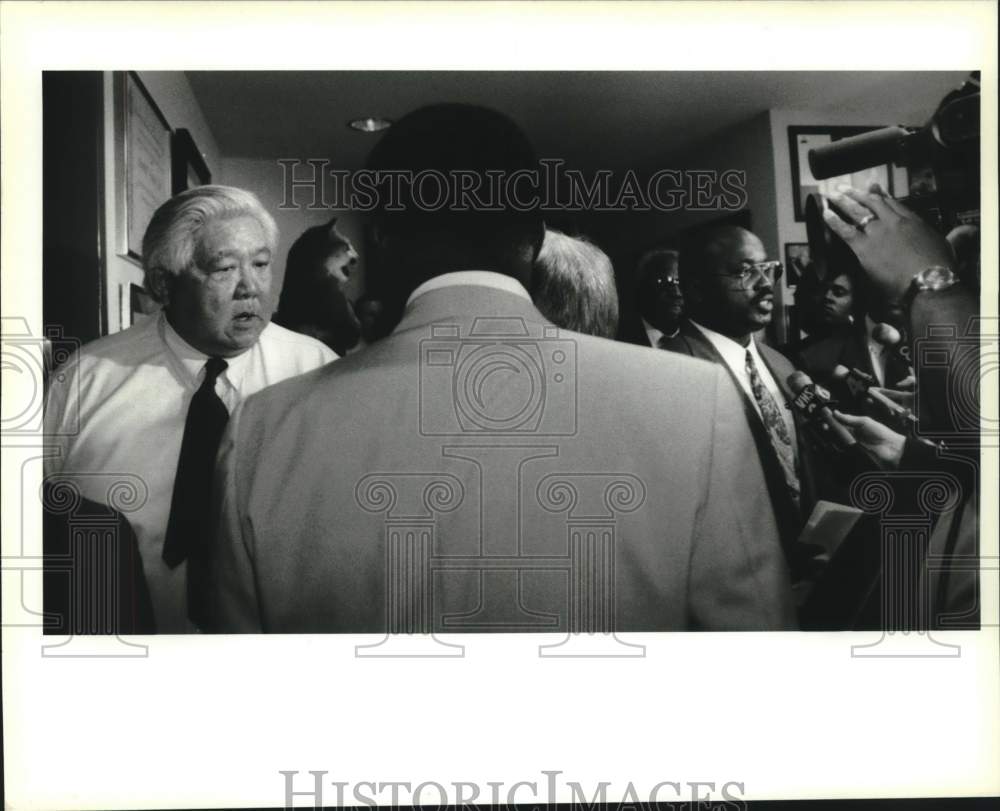 1994 Press Photo Sheriff Harry Lee tries to exit quickly past reporters. - Historic Images