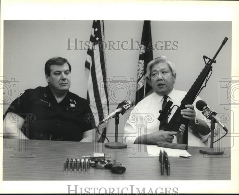 1994 Press Photo Sheriff Harry Lee shows guns &amp; ammunition at press conference. - Historic Images