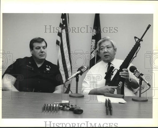 1994 Press Photo Sheriff Harry Lee shows guns & ammunition at press conference. - Historic Images