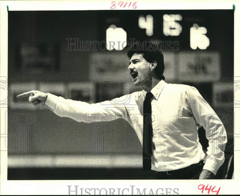 1988 Press Photo Rusty Jones, basketball coach at Rummel High School - Historic Images