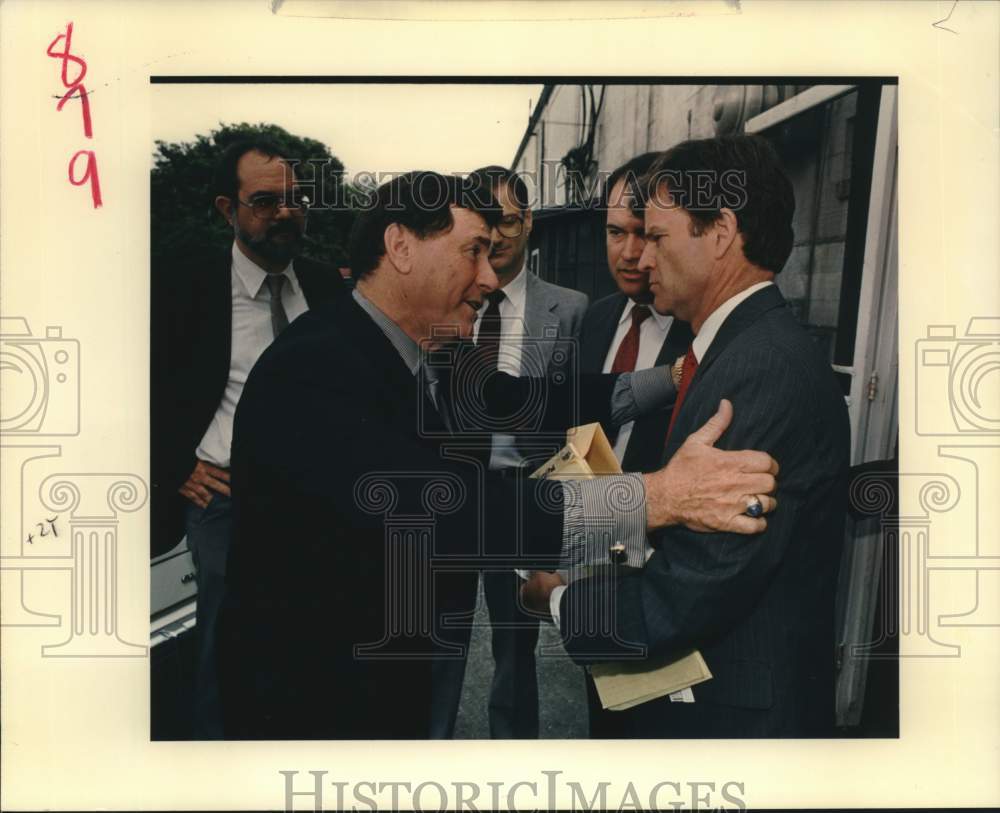 1989 Press Photo Blaine Kern Sr. talks to Governor Buddy Roemer about museum - Historic Images