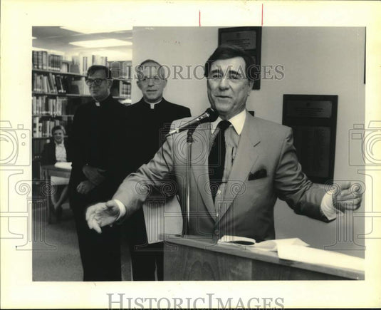1990 Press Photo Mr Mardi Gras speaks at Blaine S. Kern library dedication - Historic Images